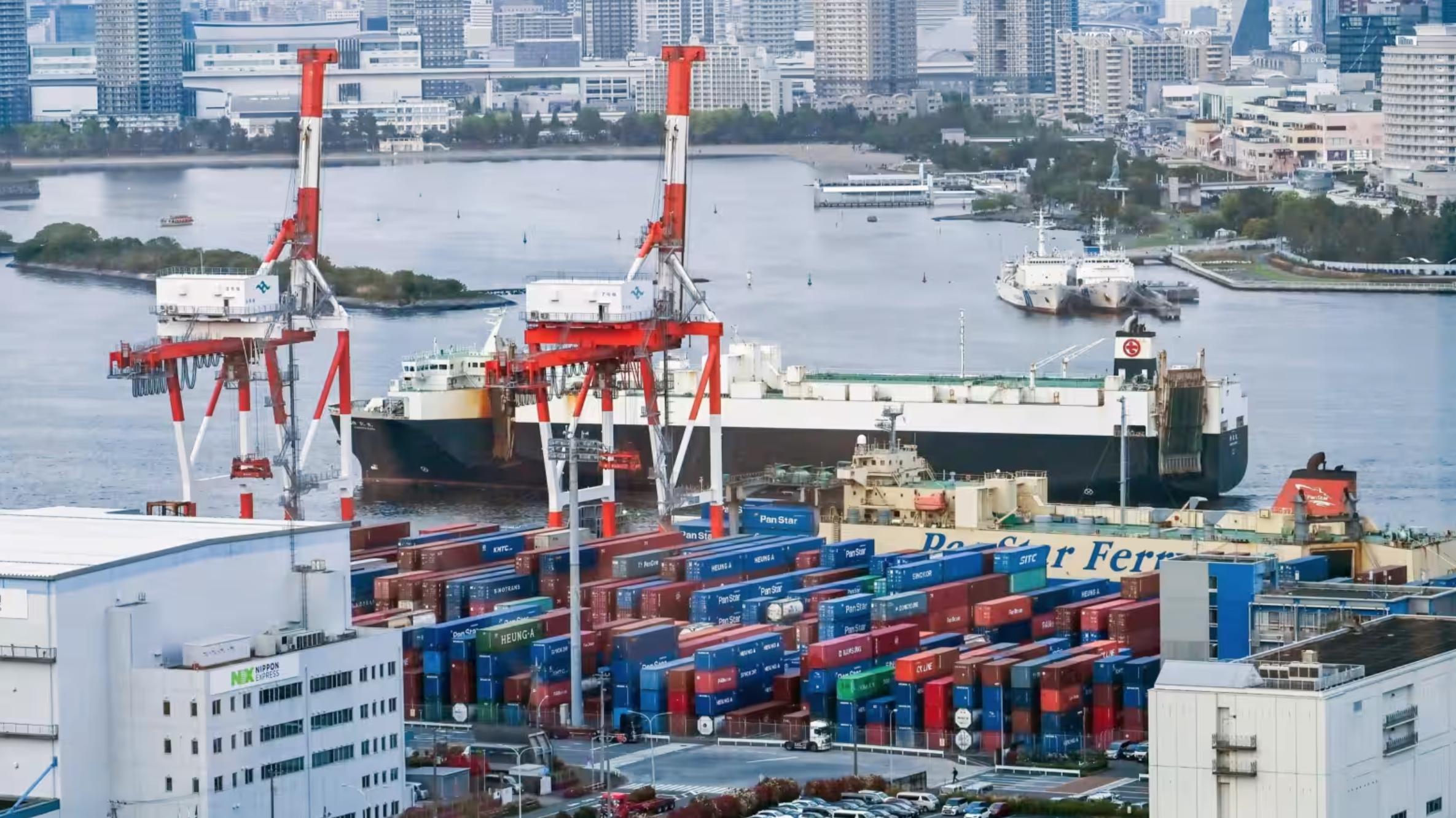 ATB株式会社が利用する国際貿易港と海上輸送の様子